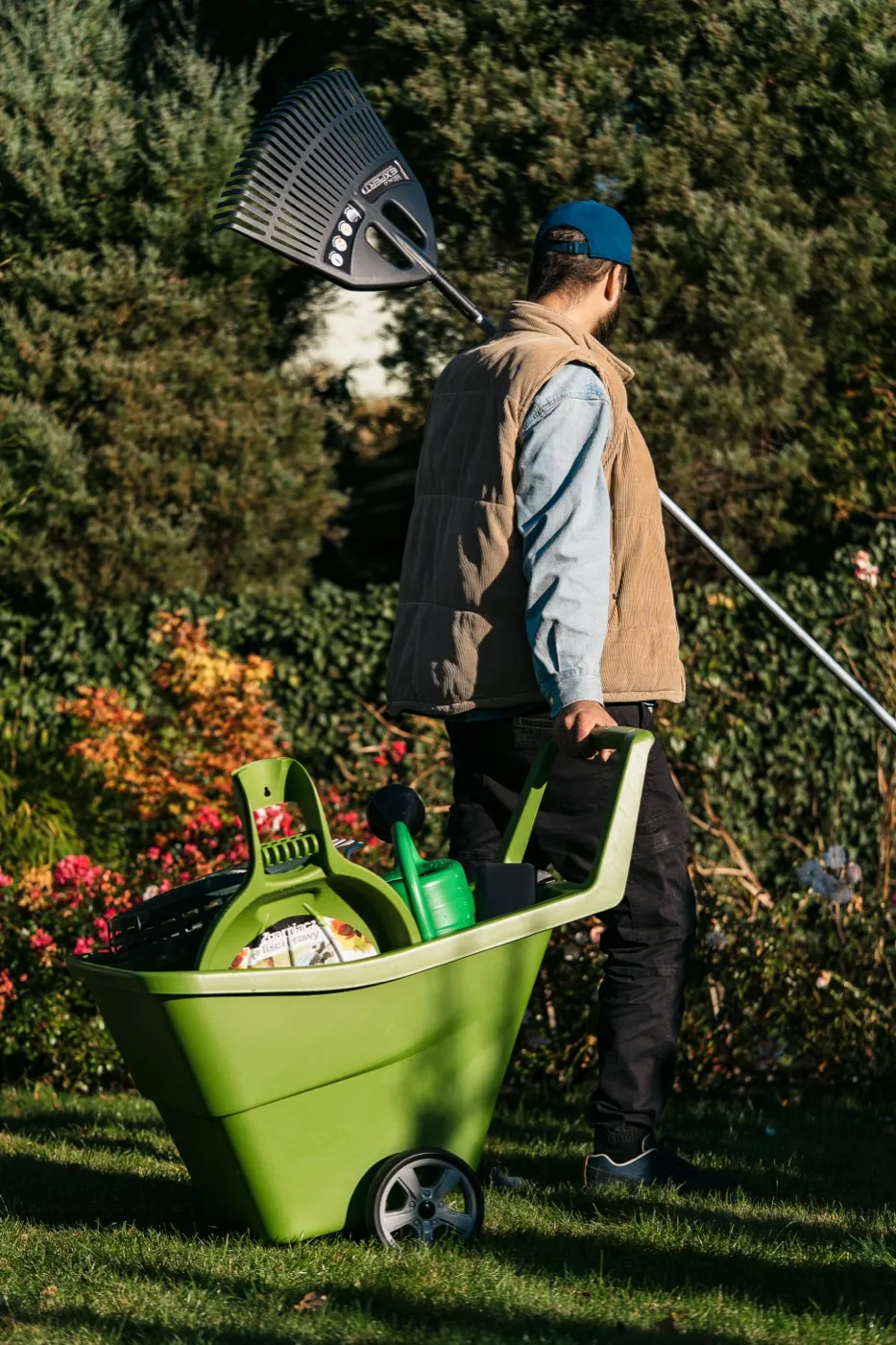 Hagearbeid med trillebår full av redskap